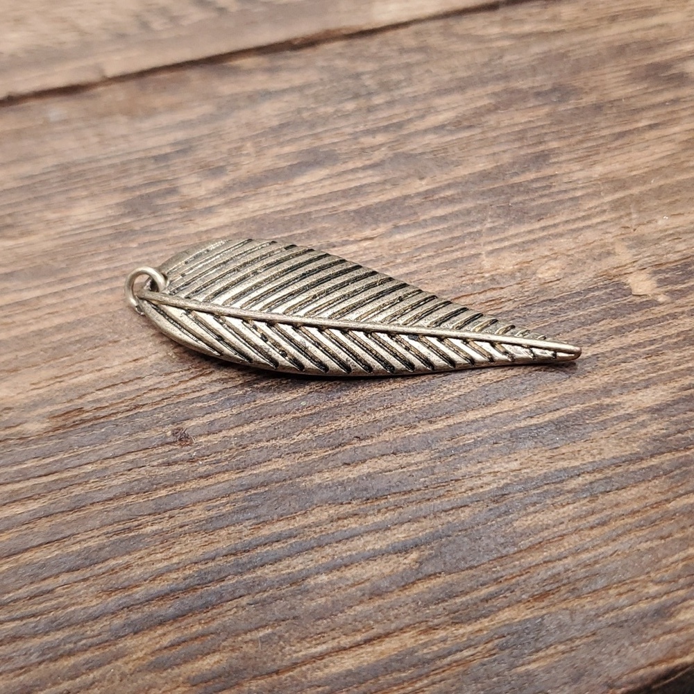 P113 bronze boho‎ leaf charm